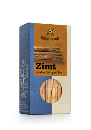 Eine Schachtel SONNENTOR ZIMTSTANGEN BIO mit braun-blauem Etikett, Sonnenabbildung und kleinem Fenster, durch das die Zimtstangen im Inneren zu sehen sind.
