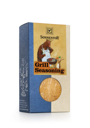 Auf der Verpackung von SONNENTOR GRILLGEWÜRZSALZ ist ein Bären- und Gansgrillen abgebildet, im transparenten Bereich sind die Gewürze im Inneren zu sehen.