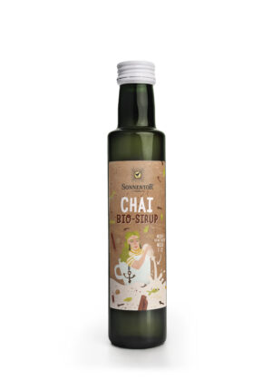 Eine grüne Glasflasche mit der Bezeichnung „SONNENTOR CHAI SIRUP“ zeigt die Abbildung einer Person, die eine dampfende Tasse hält.