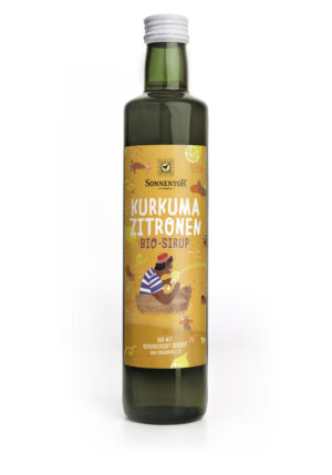 Eine Flasche SONNENTOR KURKUMA-ZITRONE SIRUP mit gelbem Etikett und abgebildeter Person in einer Schale mit Kräutern.