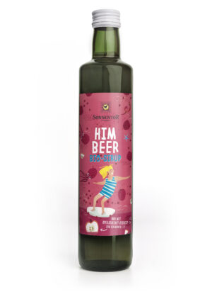 Eine Flasche SONNENTOR HIMBEER SIRUP mit rosa Etikett mit Mensch und Himbeeren.