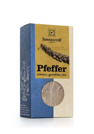 Eine Schachtel SONNENTOR PFEFFER SCHWARZ GEMAHLEN mit deutschen Abbildungen und Text und einem Fenster, durch das der darin enthaltene gemahlene schwarze Bio-Pfeffer sichtbar ist.