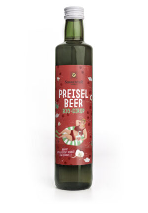 Eine grüne Glasflasche von Sonnentor, versehen mit einem roten Etikett mit einer Illustration und dem Text „SONNENTOR PREISELBEER SIRUP“.