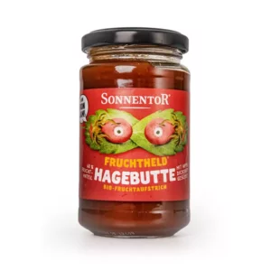 Glas SONNENTOR AUFSTRICH HAGEBUTTEN-Marmelade mit einer Hagebuttenillustration auf dem Etikett vor weißem Hintergrund.
