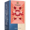SONNENTOR TEE GLÜCK IST FAMILIENZEIT trägt den Aufdruck „Glück ist Familienzeit“ auf der Dose und ist mit Zitronengras, Tulsi, Äpfeln und Bio-Zertifikat versehen.