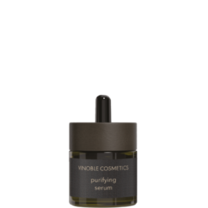 Eine kleine Flasche Reinigungsserum von Vinoble Cosmetics mit Tropferdeckel und dunklem Etikett.