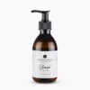 Eine braune Pumpflasche mit der Aufschrift VP HERBS FLOWERS SHAMPOO mit Kräutern und Blumen, die in Österreich handgefertigt wird, ist vor einem schlichten weißen Hintergrund abgebildet.