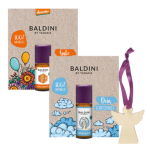 Ein Paar Öldosen von TAOASIS BALD – Dein Schutzengel, eine mit Blumen und die andere mit Wolken, wird mit einem kleinen Engelornament geliefert, das mit einer violetten Schleife zusammengebunden ist.