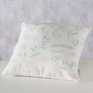 Das DEKO KISSEN BLOSSOM ist ein quadratisches weißes Kissen mit einem pastellfarbenen Blumen und Blattmuster auf einer weißen Oberfläche mit hellgrauem, strukturiertem Hintergrund.