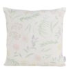 Das DEKO KISSEN BLOSSOM ist ein quadratisches weißes Kissen mit einem pastellfarbenen Blumen und Blattmuster in Grün, Rosa, Lila und Gelb auf einem schlichten weißen Hintergrund.