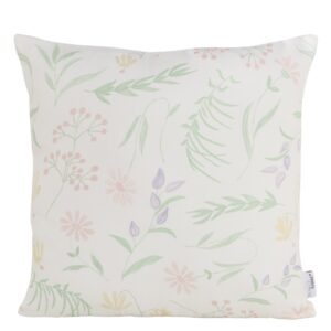 Das DEKO KISSEN BLOSSOM ist ein quadratisches weißes Kissen mit einem pastellfarbenen Blumen und Blattmuster in Grün, Rosa, Lila und Gelb auf einem schlichten weißen Hintergrund.