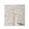 Eine quadratische Papierserviette mit dem Namen DEKO SERVIETTEN BLOSSOM, mit einem pastellfarbenen Blumenmuster und dem Aufdruck "Boltze home" in der rechten unteren Ecke.