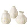 Drei Vasen DEKO BLOSSOM VASE STEINGUT aus weißer Keramik mit pastellfarbenen Blumenmustern und grünen Rändern sind vor einem schlichten Hintergrund gruppiert.