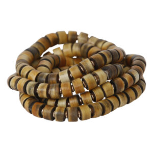 MOSHI ANHAENGER TURQUOISE ist ein gewundenes Armband mit runden Holzperlen in Braun- und Hellbrauntönen.