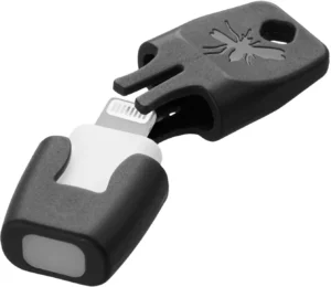 HEAT IT CLASS APPLE: ein schwarz weißer USB Lightning Adapter mit einer Schutzhülle mit eingraviertem Spinnendesign.