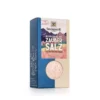 Eine Schachtel SONNENTOR SALZ FEIN AYURVEDE mit Sichtfenster zeigt rosa Salz. Die Verpackung zeigt ein Sonnenlogo und lebendige Designelemente.