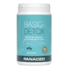 Ein weißes Behältnis mit der Aufschrift PANACEO KPS BASIC DETOX, das 200 Kapseln enthält, weist einen deutschen Text und ein blau grünes Etikett auf.