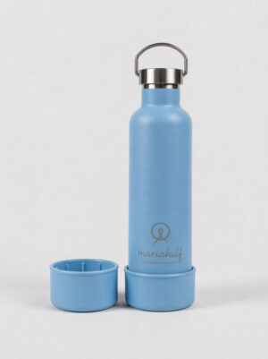 Die MH DOG+ME TRINKFLASCHE HUND ist eine blaue Mehrweg Trinkflasche mit dem Logo von mariahilf und einem silbernen Griff. Der Verschluss befindet sich neben und unter der Flasche.