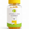 In einer durchsichtigen Flasche mit gelbem Deckel befinden sich orangefarbene Gummibärchen. Auf dem Etikett ist der Produktname „MK VITAMIN C+ZINK GUMMIES“ zu sehen, es zeigt die Abbildung eines Bären und enthält den deutschen Text „Für das Immunsystem“.