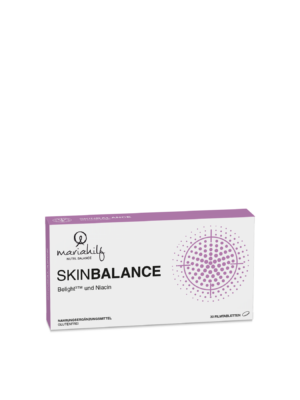 Eine rechteckige weiße Schachtel mit der Aufschrift UNI SKINBALANCE.HILF TBL ist mit einem violetten Punktmuster und dem Text versehen, dass sie 30 Filmtabletten mit Belight™ und Niacin enthält.