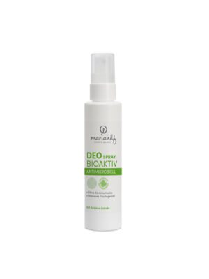 Eine weiße DEO SPRAY BIOAKTIV ANTIMIKROBIELL-Flasche mit grünen Akzenten und Pumpverschluss, mit aluminiumfreien Vorteilen und Grüntee-Extrakt.
