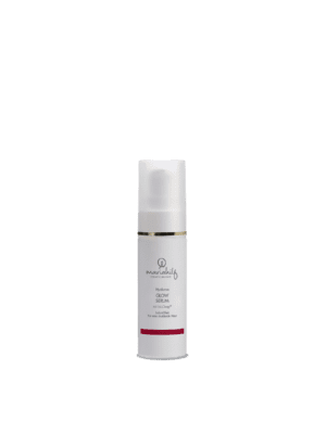 Eine Flasche Hyaluron GLOW SERUM mit IaluDeep® mit weiß-rotem Etikett.
