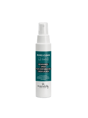 Weiße Sprühflasche mit blaugrünem Etikett mit der Aufschrift „PURE & CLEAN REINIGUNGSSPRAY FÜR EMPFINDLICHE OBERFLÄCHEN“ von Maria Hilf.