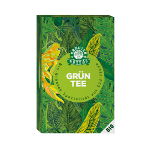 Die Packung von KOTTAS TEE GRUENTEE besticht durch ihr Blätterdesign, die Aufschrift „Grün Tee“, das Bio-Zertifikat und den Hinweis auf die Herkunft aus Südjapan.