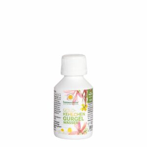 Eine kleine weiße Flasche SonnenMoor Gurgelwasser mit einem Etikett mit floraler Grafik.