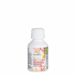 Weiße Flasche mit der Aufschrift „Gurgelwasser ohne Alkohol“ von SonnenMoor, alkoholfrei. Sie enthält 100 ml mit natürlichen Inhaltsstoffen und ist mit Blumen- und Kräutermotiven auf dem Etikett versehen.
