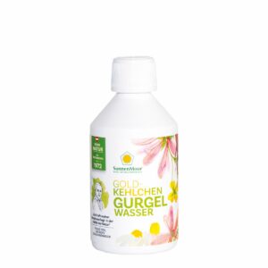 Weiße Flasche Gurgelwasser von SonnenMoor mit floralem Design und grünem Etikett, versehen mit einem Logo und einer kleinen Frauenillustration.