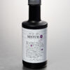 Eine schwarze 200-ml-Flasche mit der Aufschrift „MIXTUR NR8 MUNDÖL“ und deutschem Text steht auf einer reflektierenden grauen Oberfläche.