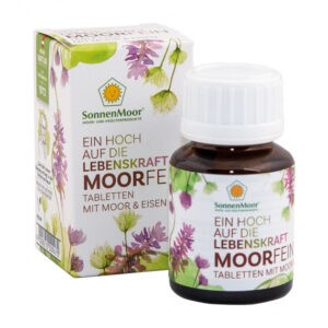 Die Verpackung der MoorFein® Tabletten von SonnenMoor besteht aus einer Schachtel und einer Flasche, die mit grünen Blättern und lila Blüten geschmückt sind.