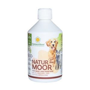 Eine weiße Plastikflasche mit dem Nahrungsergänzungsmittel „Naturmoor für Haus- und Heimtiere“ mit Bildern von Hund und Katze. Hergestellt von SonnenMoor für Fellgesundheit und Ernährungsumstellung, mit Schraubverschluss.