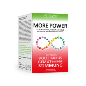 Auf der Verpackung des Pulvers „MORE POWER PLV METANORM“ sind farbenfrohe Texte und Grafiken zu sehen, die Vorteile wie Leistungssteigerung, Energie und gute Laune hervorheben; die Verpackung ist überwiegend in Grün, Weiß und Rot gehalten.