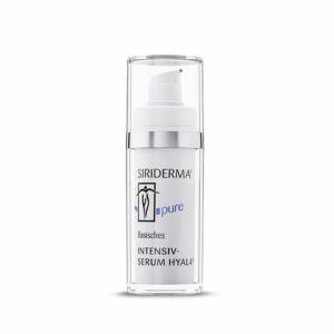 Eine klare Flasche INTENSIV-SERUM HYAL4 mit Pumpspender steht vor einem weißen Hintergrund.