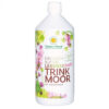 Eine Flasche Trinkmoor, geschmückt mit einem Blumenmuster und einem deutschen Text, der Vitalität fördert. Sie verfügt über einen weißen Verschluss und ein überwiegend weißes Etikett mit grünen und rosa Akzenten.
