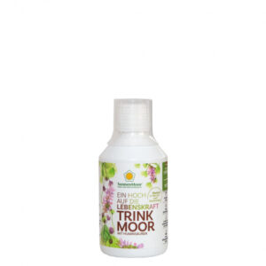 Eine pflanzliche, vegane „Trinkmoor®“-Flasche mit floralem Design und deutschem Text zur Vitalitätsförderung mit Huminsäuren.