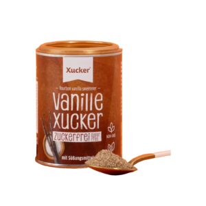 Ein Kanister XUCKER VANILLEXUCKER 10553 mit einem Löffel davor. Auf dem Etikett steht, dass er zuckerfrei und gentechnikfrei ist.