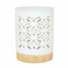 Duftlampe NAOMI in Weiß mit floralem Cut-Muster und Holzsockel.