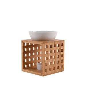 Ein Gitterwürfel aus Holz mit einer weißen Schale obenauf und einer weiteren kleineren Schale im Inneren, genannt Duftlampe RIGA weiß FAIR TRADE.
