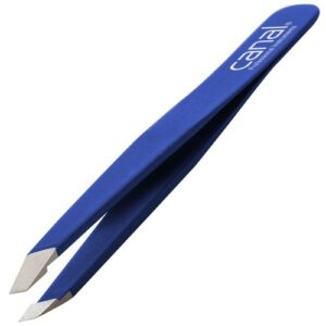 Dunkelblaue Pinzette mit abgewinkelter Spitze und Logo aus der Produktlinie „Haarpinzette schräg rostfrei dunkelblau“.