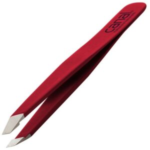 Rote Pinzette mit schräger Spitze und der Marke „Haarpinzette schräg rostfrei rot“ mit auf dem Griff aufgedrucktem Namen.