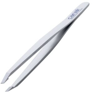 Satinierte Edelstahlpinzette mit abgewinkelter Spitze, isoliert auf weißem Hintergrund. Produkt: Haarpinzette schräg rostfrei satiniert.