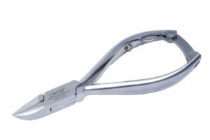 Nahaufnahme einer 14 cm langen Nagelzange rostfrei mit gebogenen Griffen vor weißem Hintergrund.