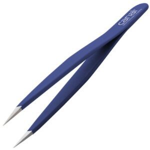 Die Splitterpinzette rostfrei dunkelblau ist eine blaue Pinzette mit scharfen, spitzen Enden und einem Markenlogo auf dem Griff.