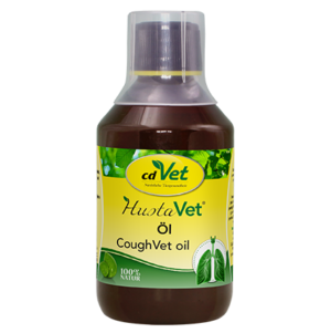 Eine Flasche HustaVet Öl trägt ein gelb-grünes Etikett, auf dem natürliche Inhaltsstoffe hervorgehoben werden und das den Anspruch erhebt, 100 % natürlich zu sein.