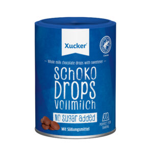 Eine blaue Dose XUCKER SCHOKO DROPS VM 10249 mit einem Etikett ohne Zuckerzusatz, mit Schokoladenstückchen und dem Hinweis, dass sie zum Backen geeignet ist.