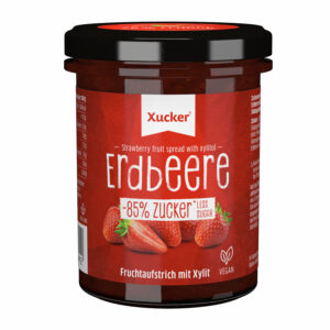Ein Glas XUCK FRUCHT ERDEERE 10089 Erdbeer Fruchtaufstrich mit Xylit, vegan, 85% weniger Zucker, mit Erdbeeren auf einem roten Etikett.