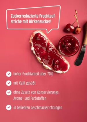 Eine Scheibe Brot mit XUCKER FRUCHT KIRSCH 10091 rotem Fruchtaufstrich liegt auf einer roten Fläche, umgeben von Kirschen und einem Löffel. Der Text hebt den reduzierten Zuckergehalt, den hohen Fruchtanteil und den Verzicht auf Zusatzstoffe hervor.